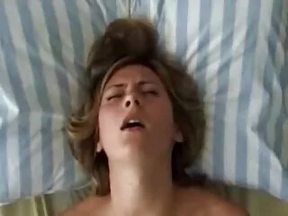Mollige gilf houdt ervan om wat jong sperma op haar sexsfilmpjes tieten te krijgen