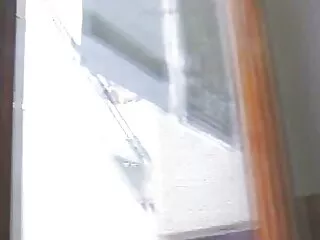 Brunette MILF neukt sexsfilmpjes met een glazen dildo