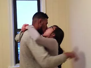 Mollige Britse huisvrouw die aan het dollen is in lesbische sexfilmpjes haar keuken
